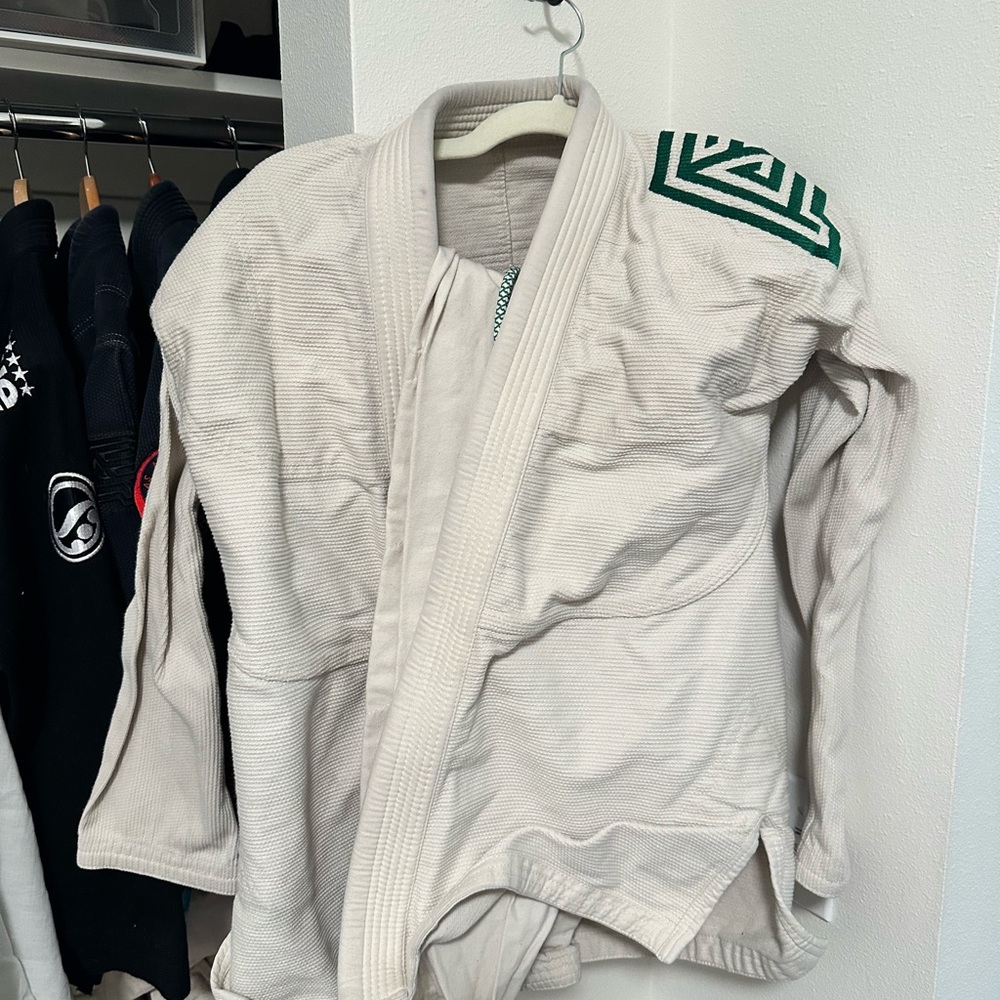 A0 albino presto White Jiu-Jitsu Gi with Green Logo